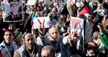 رفع صور المشير السيسي أمام ساحة "القائد إبراهيم" بالإسكندرية